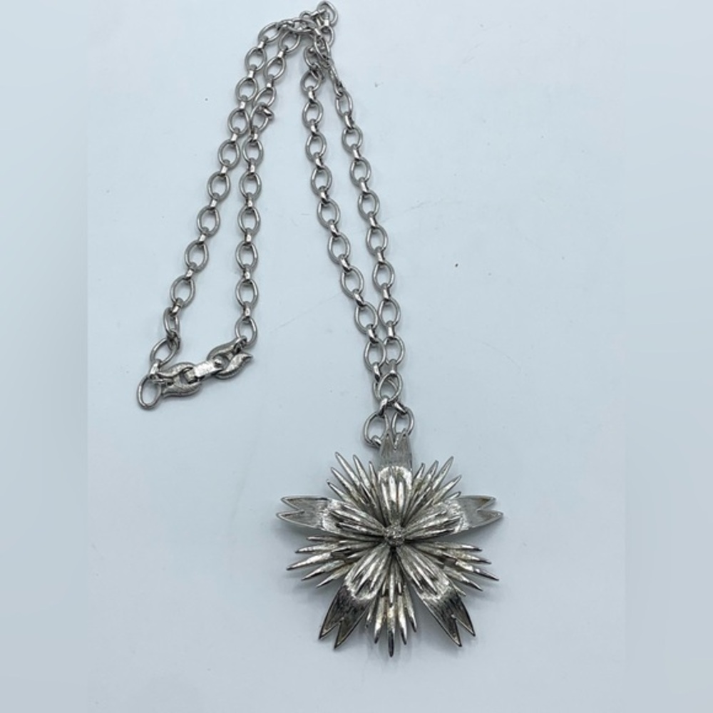 Vintage 1970s Monet Silver Tone Flower Pendant Chain Necklace